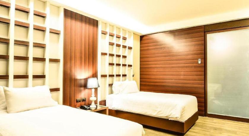 Alvarez Hotel Бурирам Экстерьер фото