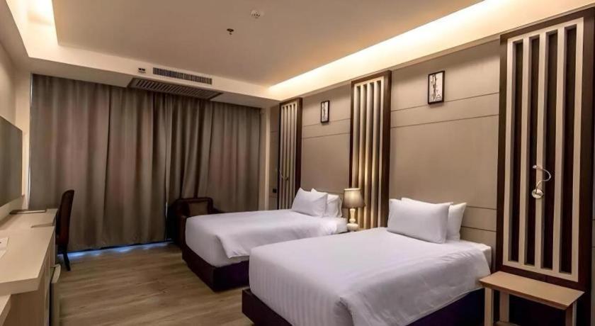 Alvarez Hotel Бурирам Экстерьер фото