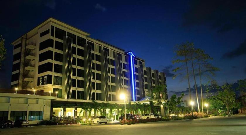 Alvarez Hotel Бурирам Экстерьер фото