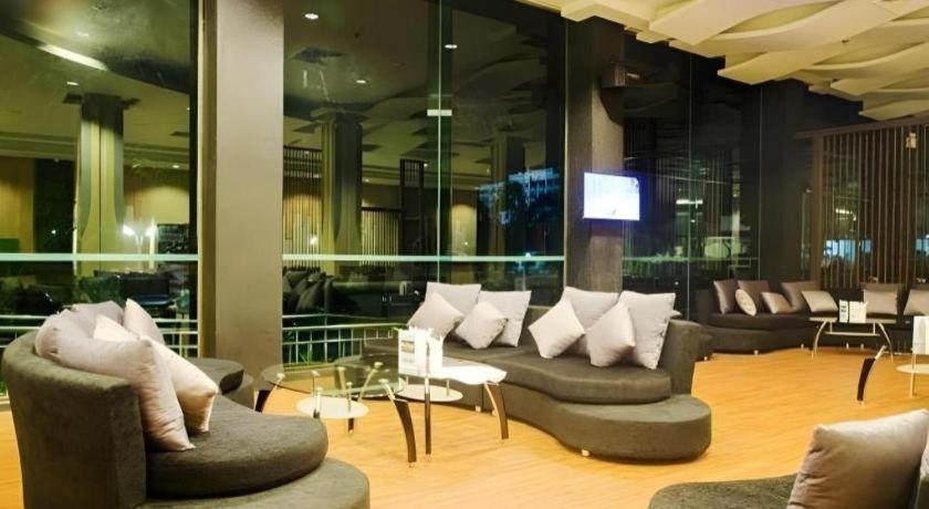 Alvarez Hotel Бурирам Экстерьер фото