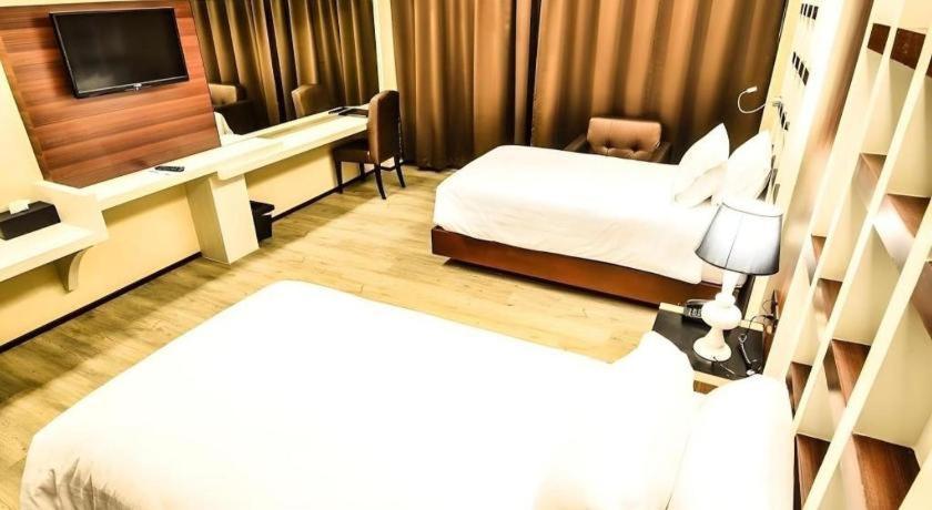 Alvarez Hotel Бурирам Экстерьер фото