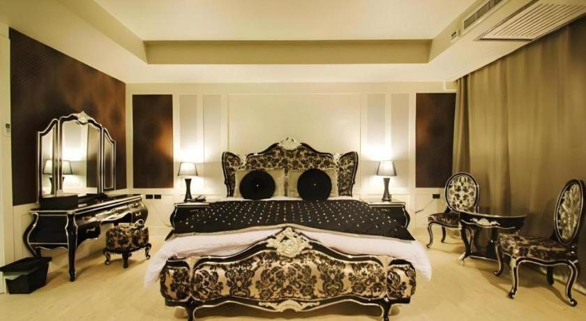 Alvarez Hotel Бурирам Экстерьер фото
