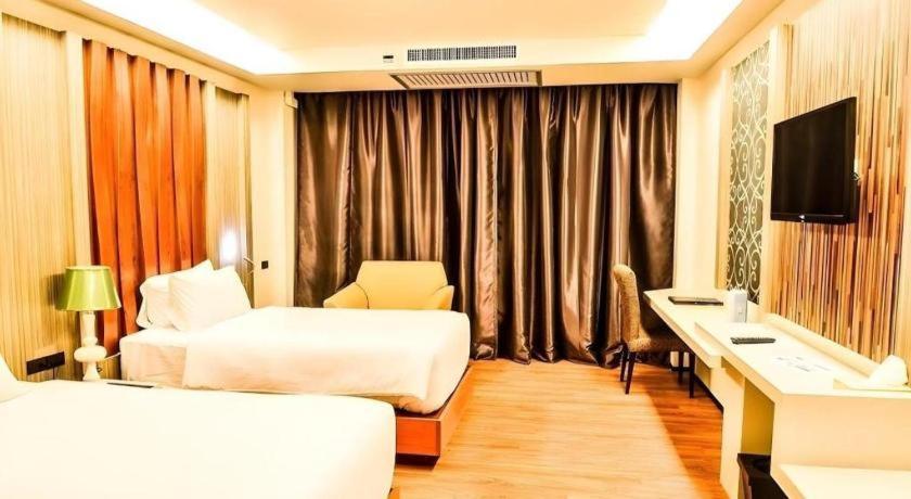 Alvarez Hotel Бурирам Экстерьер фото