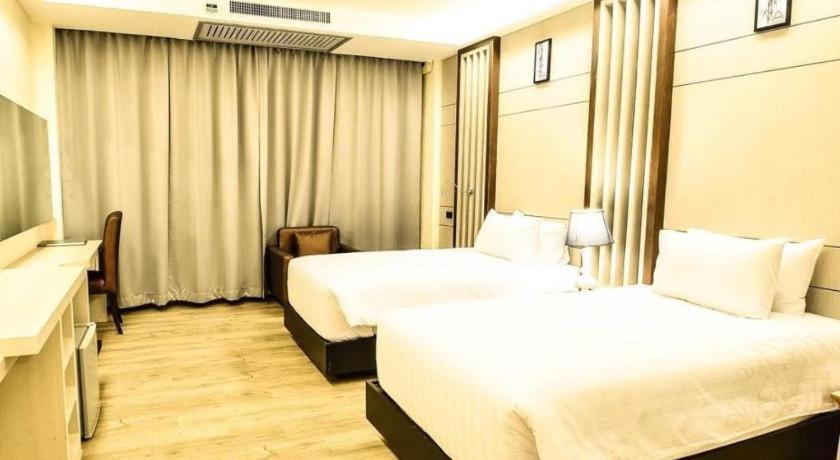 Alvarez Hotel Бурирам Экстерьер фото