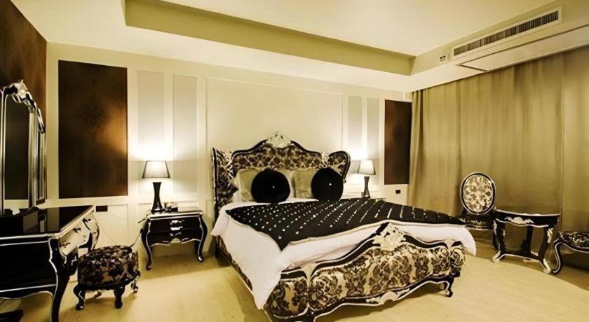Alvarez Hotel Бурирам Экстерьер фото