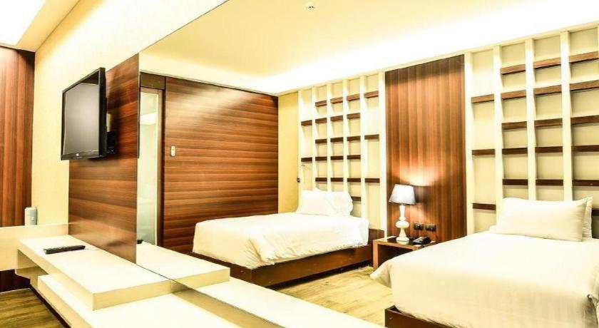 Alvarez Hotel Бурирам Экстерьер фото